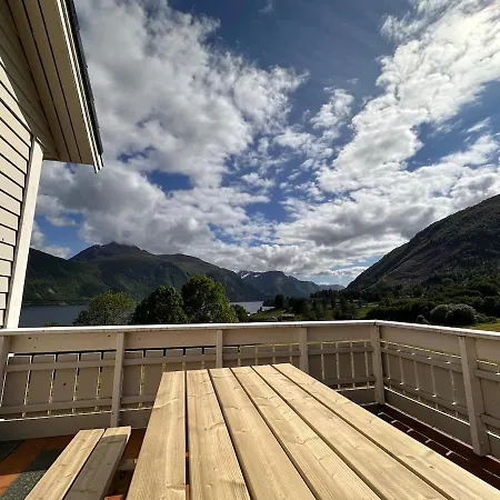 Spacious House With Fjordview * Lauvstad