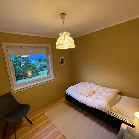 Spacious House With Fjordview * Lauvstad