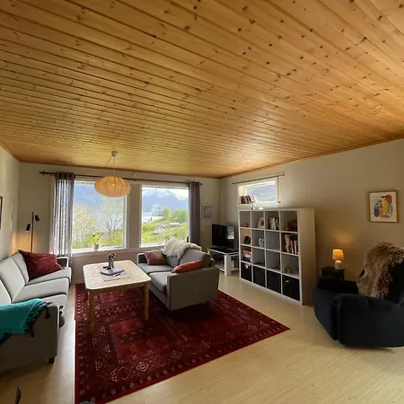 Spacious House With Fjordview * Lauvstad