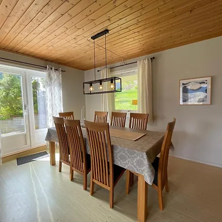 Spacious House With Fjordview Lauvstad